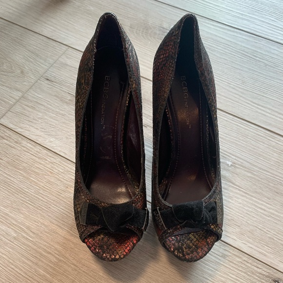 BCBG Generation red- bronze toned snakeskin inspired platform heels size 6.5 - Picture 5 of 8